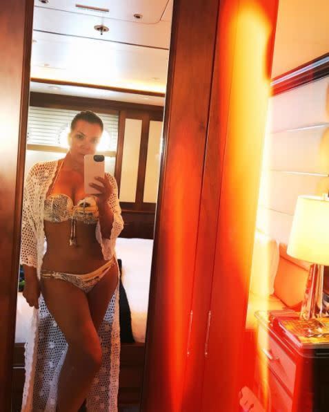 Wer sagt, Bikinis seien nur etwas für junge Frauen: 61 Jahre und sechs Kinder hat dieser Körper hinter sich. Doch Kris Jenner sieht im Bikini so knackig aus, dass selbst ihre Tochter Khloe Kardashian auf Instagram ins Staunen kam: “Kris Jenner sieht aus wie ein Snack! Ich sehe dich, Mama!” (Bild: Instagram/Khloe Kardashian)