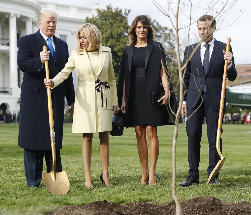 MCX06. WASHINGTON (EE.UU.), 23/04/2018.- El presidente de los Estados Unidos Donald J. Trump (i) y su esposa Melania Trump (2d) posan con el presidente de Francia Emmanuel Macron (d) y a su esposa Brigitte Macron (2i) hoy, lunes 23 de abril de 2018, luego de sembrar un árbol en la Casa Blanca en Washington (EE.UU.). EFE/SHAWN THEW