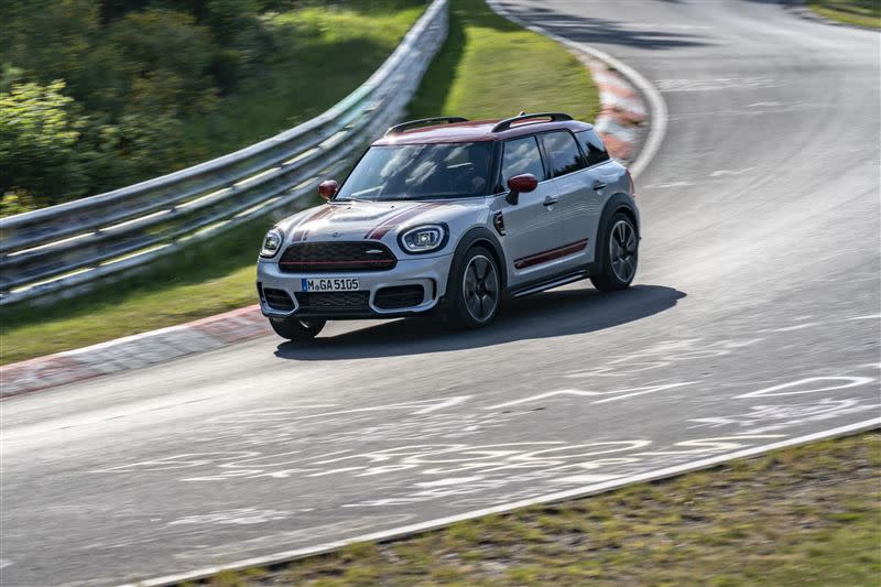 MINI John Cooper Works Countryman ALL4的跑車化懸吊系統歷經紐柏林北賽道嚴格測試，擁有絕佳的支撐性與穩定性。（圖／MINI提供）