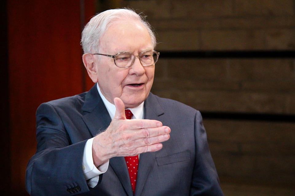 <p>Warrent Buffett, strillone. L'ad di Berkshire Hathaway consegnava i giornali, prima di diventare la terza persona più ricca del mondo. A 13 anni Buffet consegnava il Washington Post. (Photo by: Lacy O’Toole/CNBC/NBCU Photo Bank via Getty Images) </p>