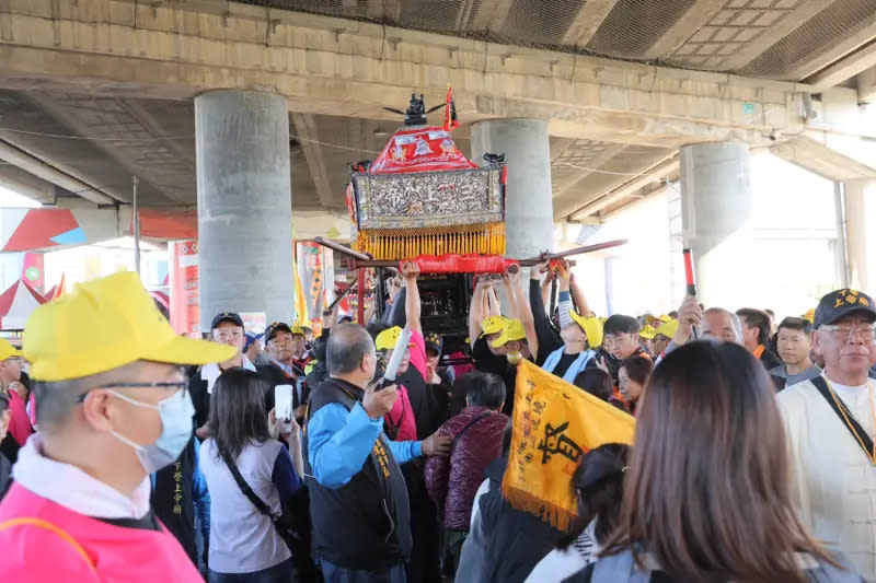 ▲現場民眾大排長龍鑽轎腳祈福。（圖／新北市政府）