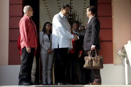 Venezuela's President Nicolas Maduro (C) shakes hands with Frank Pearl (R), representative of Colombian government next to Antonio Garcia of the National Liberation Army (ELN) after their meeting at Miraflores Palace in Caracas, March 30, 2016. REUTERS/Marco Bello