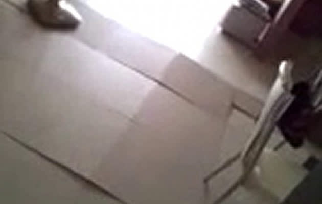Sengkang resident recorded a video of floor tiles popping. (STOMP Screengrab)