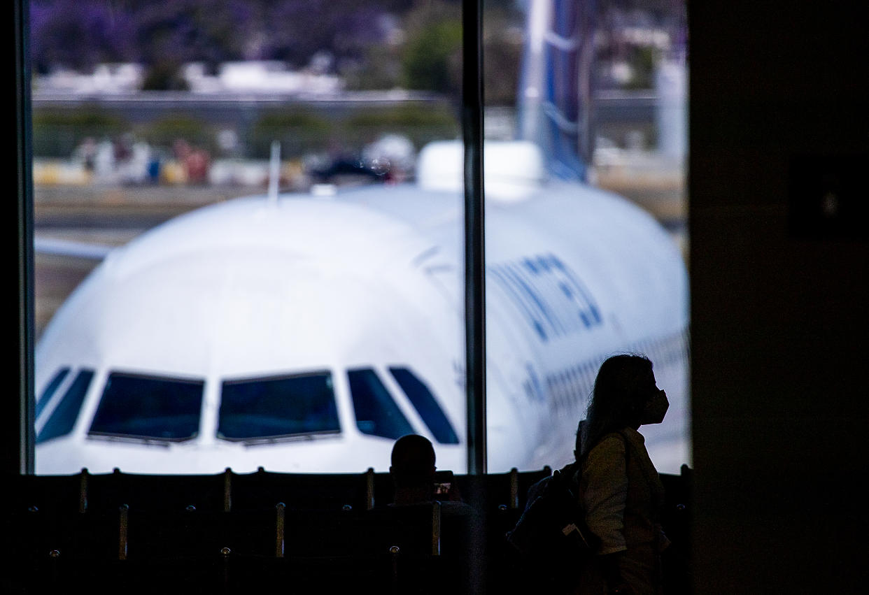 Santa Ana, CA - May 26: An airplane prepares to be loaded as passengers make their way to their gates during the Memorial Day weekend getaway at John Wayne Airport Orange County in John Wayne Airport, Santa Ana, CA on Thursday, May 26, 2022. (Allen J. Schaben / Los Angeles Times via Getty Images)