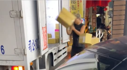 網友目擊超商包裹被物流司機又扔又摔進貨車裡。（圖片來源：爆料公社)