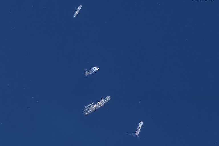 En esta imagen satelital proporcionada por Maxar Technologies, de arriba a abajo, los barcos Horizon Arctic, Deep Energy y Skandi Vinland buscan al Titán sumergible desaparecido, el miércoles 22 de junio de 2023 en el Océano Atlántico