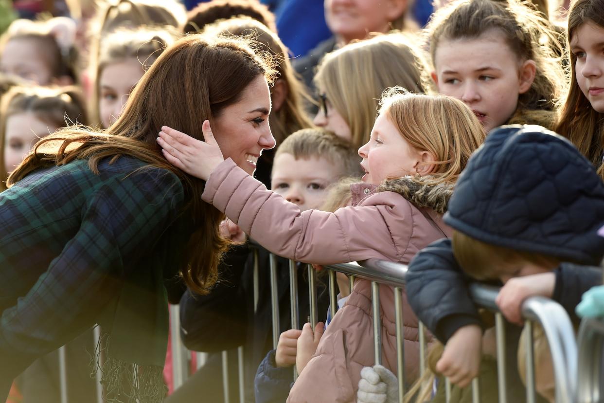 Ein Kind fasst in Schottland die Haare von Herzogin Kate an. (Bild: Getty Images)