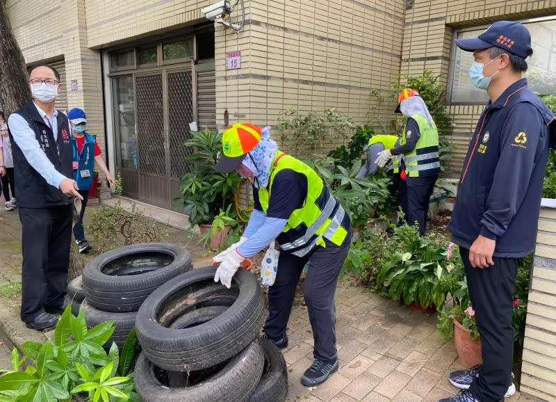 ▲防疫人員至此2名本土登革熱個案駐足熱區範圍，查獲閒置地下室佈滿雜物積水、廢棄輪胎箱、戶內盆景積水等孳生源。（圖／桃園市衛生局提供）