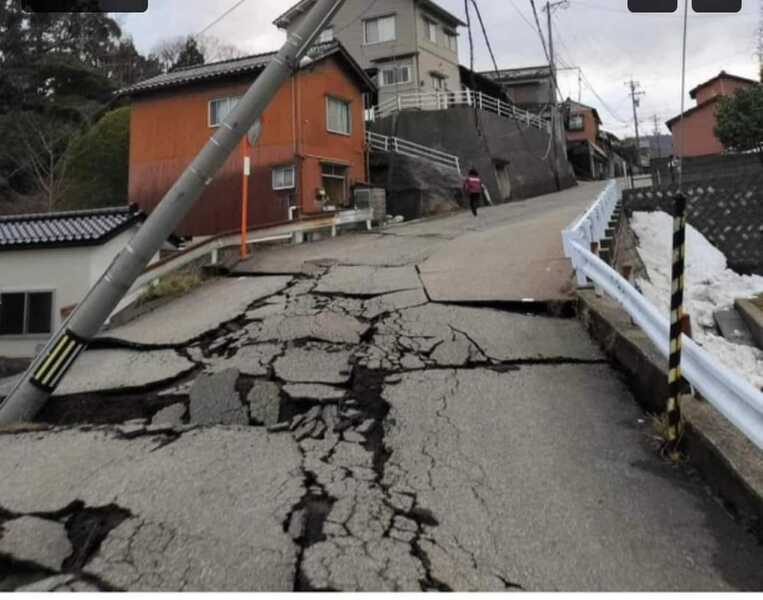 日本西海岸1日發生規模7.6的強震，造成路面破裂、房屋坍塌等災情。（臉書截圖）