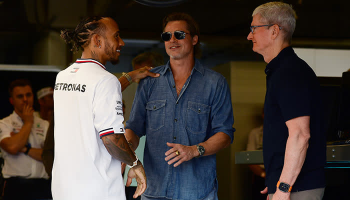 Brad Pitt y Lewis Hamilton con el CEO de Apple, Tim Cook