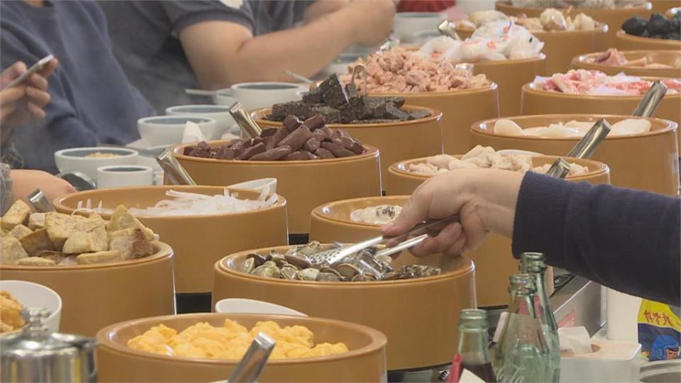 暖胃噱頭! 開嗑迴轉火鍋 饕客要「追著料跑」