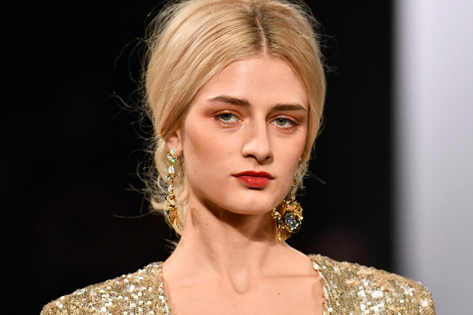 <p>Models at Badgley Mischka sported a muted burnt-red lip paired with lightly shaded lids and cheeks in neutral tones. (Photo: Getty Images) </p>