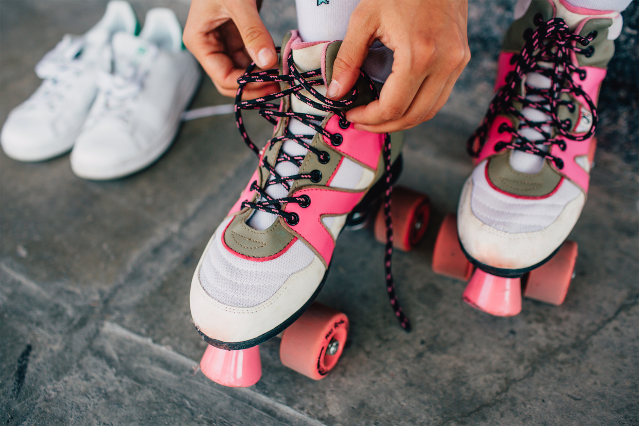 tying roller skate laces