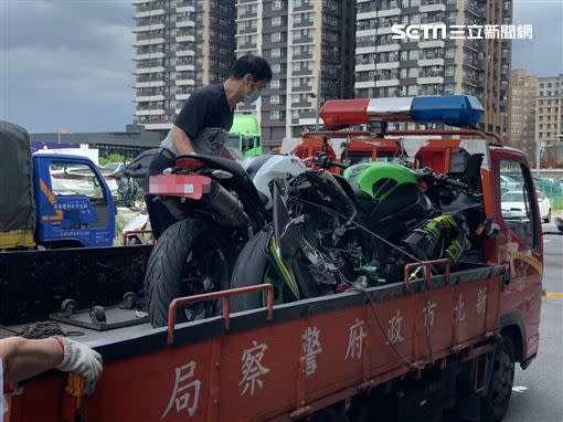 員警將情侶2人的重機拉上貨車，圖中綠色的重機是陳男的。（圖／記者陳啟明拍攝）