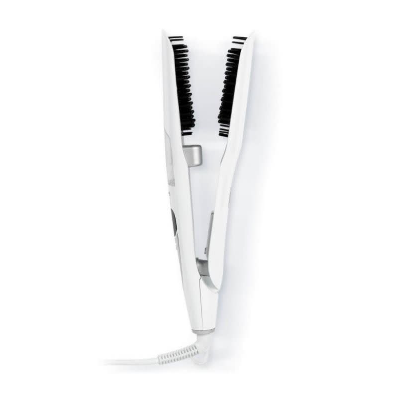 <p><strong>HYBRIDE</strong> Cet outil à vapeur combine la technologie d’un lisseur avec des plaques en tourmaline et celle d’une brosse coiffante.<em> GoBrush Mist, Silk’n, 69 €.</em></p> <br><a href="https://www.femina.fr/diaporama/lissage-5-conseils-pour-un-resultat-optimal-brillant-et-sans-frisottis#xtor=AL-603" rel="nofollow noopener" target="_blank" data-ylk="slk:Voir la suite des photos sur Femina.fr;elm:context_link;itc:0;sec:content-canvas" class="link ">Voir la suite des photos sur Femina.fr</a><br><h3>A lire aussi</h3><ul><li><a href="https://www.femina.fr/diaporama/decouvrez-notre-selection-parfum-pour-replonger-dans-vos-souvenirs#xtor=AL-603" rel="nofollow noopener" target="_blank" data-ylk="slk:Découvrez notre sélection de parfums pour replonger dans vos souvenirs;elm:context_link;itc:0;sec:content-canvas" class="link ">Découvrez notre sélection de parfums pour replonger dans vos souvenirs</a></li><li><a href="https://www.femina.fr/diaporama/cosmetique-lindustrie-se-met-aux-plantes#xtor=AL-603" rel="nofollow noopener" target="_blank" data-ylk="slk:Cosmétique : l’industrie se met aux plantes;elm:context_link;itc:0;sec:content-canvas" class="link ">Cosmétique : l’industrie se met aux plantes</a></li><li><a href="https://www.femina.fr/diaporama/cheveux-courts-4-coupes-tendance-tres-faciles-a-porter-ce-printemps-ete-2023#xtor=AL-603" rel="nofollow noopener" target="_blank" data-ylk="slk:Cheveux courts : 4 coupes tendance très faciles à porter ce printemps-été 2023;elm:context_link;itc:0;sec:content-canvas" class="link ">Cheveux courts : 4 coupes tendance très faciles à porter ce printemps-été 2023</a></li><li><a href="https://www.femina.fr/diaporama/beaute-les-bienfaits-des-huiles-pour-le-corps-le-visage-et-les-cheveux#xtor=AL-603" rel="nofollow noopener" target="_blank" data-ylk="slk:Beauté : les bienfaits des huiles pour le corps, le visage et les cheveux;elm:context_link;itc:0;sec:content-canvas" class="link ">Beauté : les bienfaits des huiles pour le corps, le visage et les cheveux</a></li><li><a href="https://www.femina.fr/diaporama/cheveux-blancs-nos-conseils-pour-une-coloration-sur-mesure#xtor=AL-603" rel="nofollow noopener" target="_blank" data-ylk="slk:Cheveux blancs : nos conseils pour une coloration sur mesure;elm:context_link;itc:0;sec:content-canvas" class="link ">Cheveux blancs : nos conseils pour une coloration sur mesure</a></li></ul>