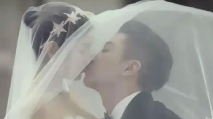 陳妍希和陳曉經典「頭紗吻」。（圖／翻攝自微博）