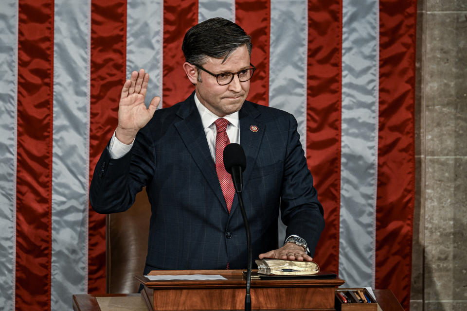 El representante Mike Johnson, republicano por Luisiana, presta juramento después de ser elegido como presidente de la Cámara de Representantes, en el Capitolio, en Washington, el 25 de octubre de 2023. (Kenny Holston/The New York Times)