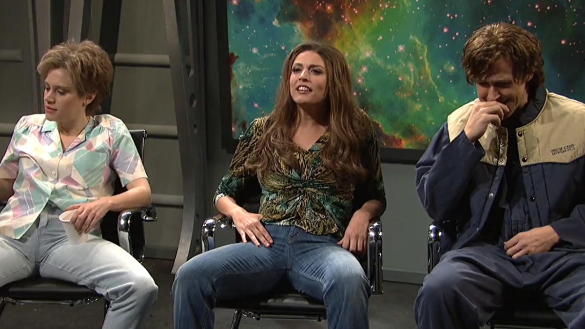 Ryan Gosling Can't Control Laughter During SNL Alien Abduction Skit