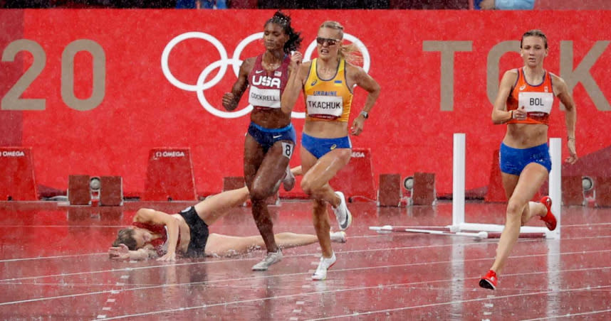 丹麥選手彼得森（Sara Slott Petersen）在比賽中因為場地濕滑而跌倒。（圖／達志／路透社）
