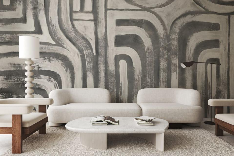 Salón con mural abstracto en blanco y gris