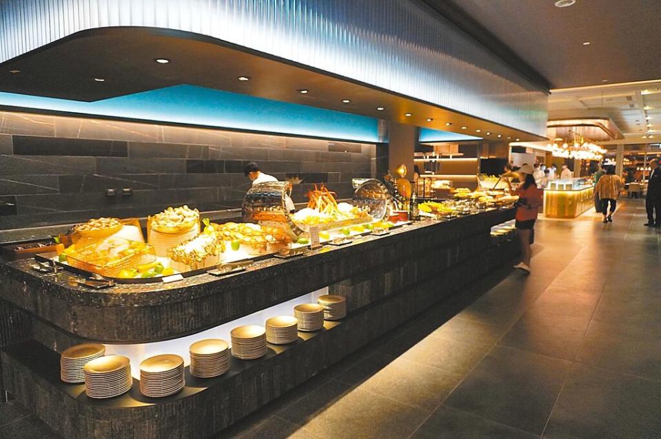 漢來美食去年營收49.19億元、EPS達7.61元雙創史上新高；圖為去年第四季在台北南港漢來大飯店，開出的新品牌「島語自助餐廳」。圖／本報資料照片