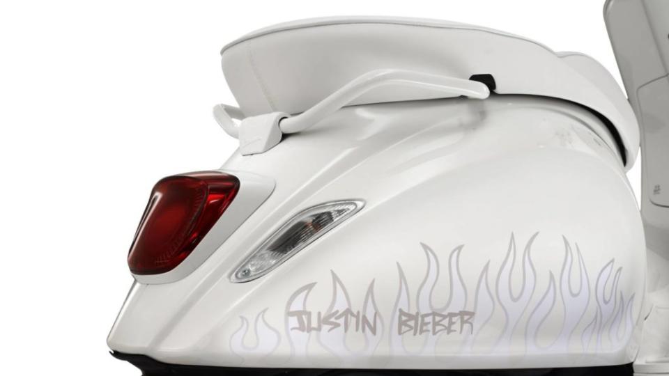 即便車身上有Vespa品牌標誌和火焰圖樣，一樣為白色，旨在體現創意驅動力、鮮明活力和生命力，遠看也相當具有辨識度與獨特性。(圖片來源/ Vespa)