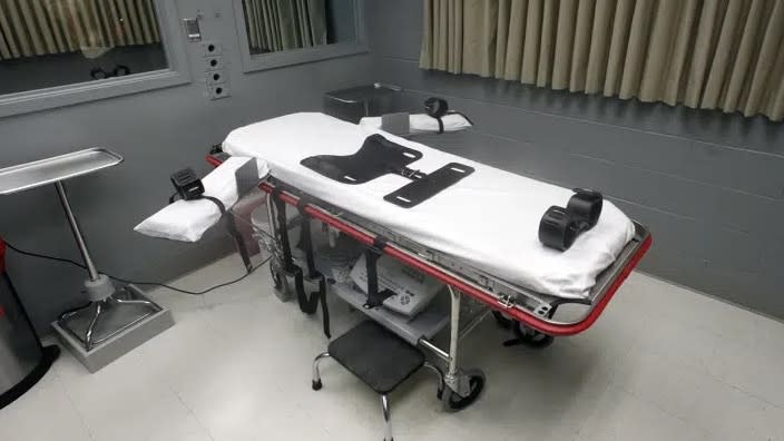 The execution room at the Oregon State Penitentiary is pictured in Salem, Oregon. Oregon Gov. Kate Brown announced Tuesday that she is commuting the sentences of the 17 prison inmates in the state who have been sentenced to death to life imprisonment without the possibility of parole. (Photo: Rick Bowmer/AP, File)