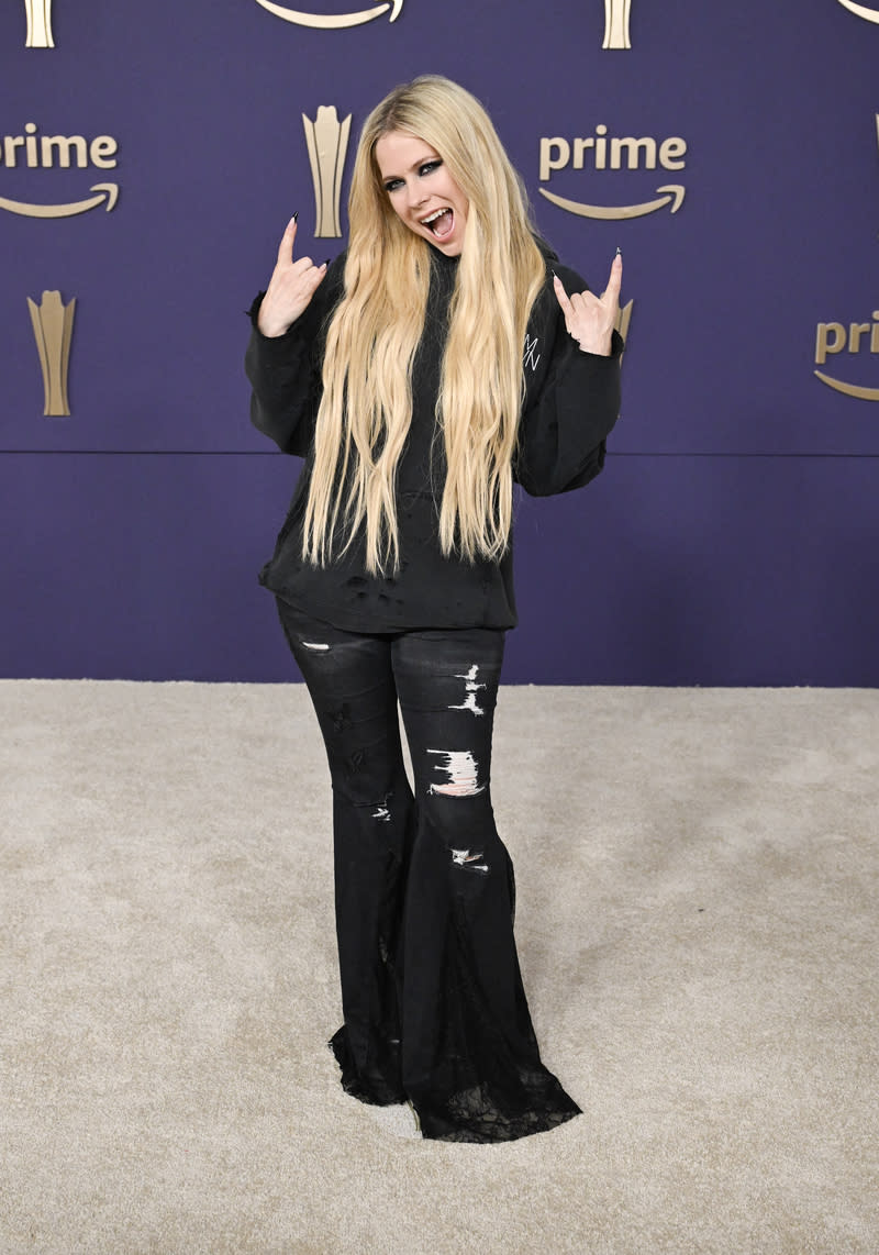 Avril Lavigne at the Academy of Country Music Awards on May 16, 2024 in Frisco, Texas, red carpet, hoodie, jeans