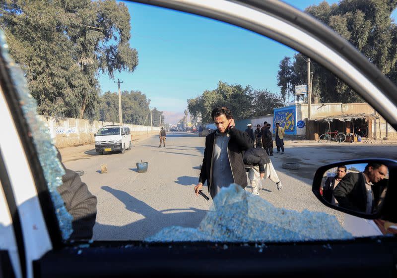 Una ventana rota del vehículo que transportaba al doctor Tetsu Nakamura durante el ataque en Jalalabad, Afganistán, el 4 de diciembre de 2019