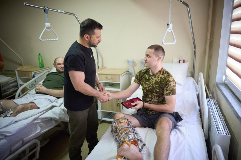 Ukrainian President Volodymyr Zelensky shaking hands with a wounded Ukrainian serviceman in a military hospital during his working visit in Ivano-Frankivsk region, western Ukraine (UKRAINIAN PRESIDENTIAL PRESS SER)