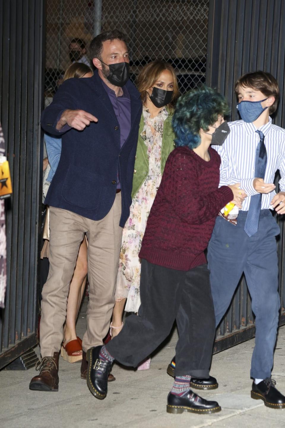 <em>Grosby Group </em> Jennifer López y Ben Affleck junto a su familia en el teatro