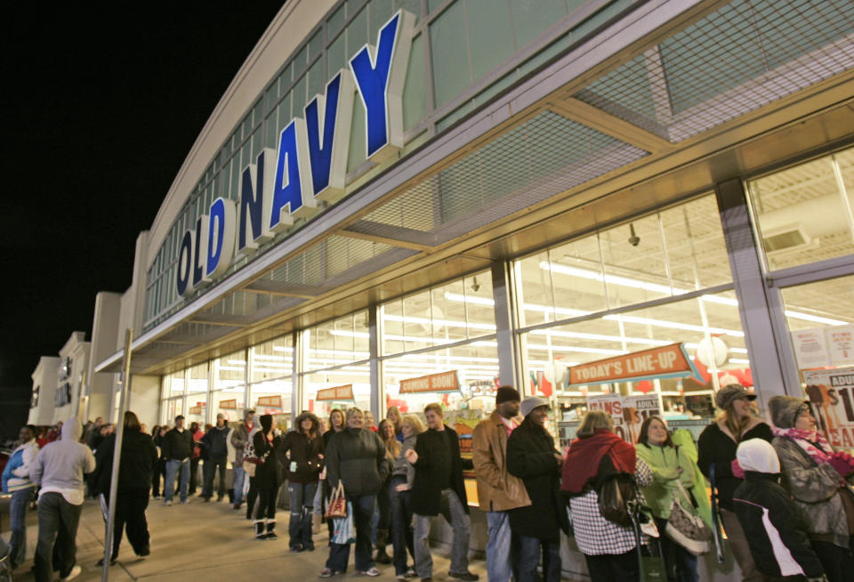 About 600 shoppers are lined up at a Little Rock, Ark., Old Navy store Friday, Nov. 27, 2009. The nation's retailers are ushering in the traditional start of the holiday shopping season with expanded hours and deep discounts  (AP Photo/Danny Johnston)