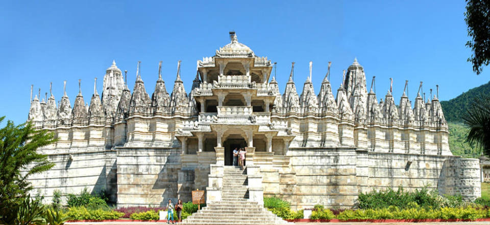 El Templo de Ranakpur está ubicado en India y también está construido 100% en Mármol.