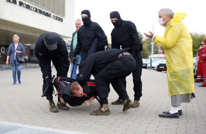 Personas no identificadas enmascaradas, supuestamente miembros de las fuerzas del orden de Belarús, detienen a un hombre en Minsk, Belarús, el 27 de septiembre de 2020