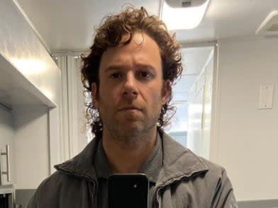 Seth Rogen is genuinely unrecognisable in a selfie from the set of ‘Pammy & Tom’Instagram