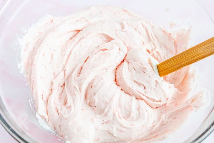 strawberry cake frosting