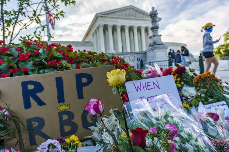 Seguidores de Ruth Bader Ginsburg montaron un altar en homenaje a la jueza frente a la Corte Suprema