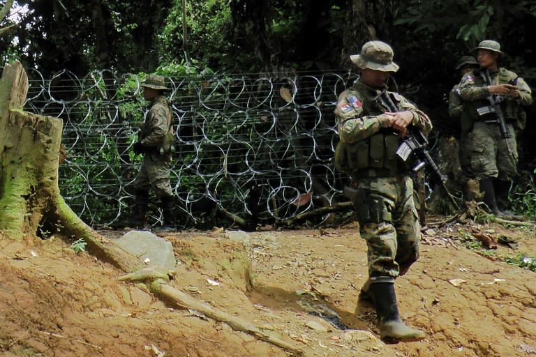 Miembros del Servicio Nacional de Fronteras de Panamá (Senafront) hacen guardia en el punto Asti en la provincia selvática de Darién, municipio de Acandi, en la frontera entre Colombia y Panamá, el 16 de julio de 2024. (Yeison ROJAS)