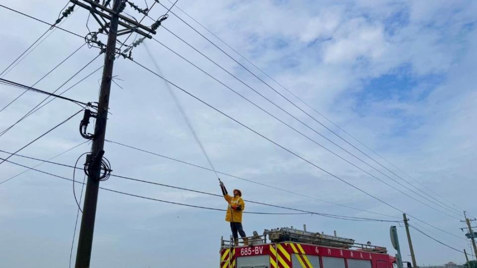 嘉義沿海地區大停電，台電請求消防支援逐桿清洗礙子。（圖／台電提供）