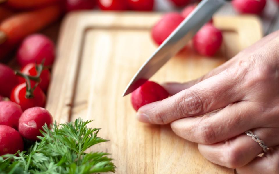 Für ein Radieschen-Curry vierteln Sie die Knollen und schneiden die Blätter, Wurzeln und Stängel klein. Das Grünzeug geben Sie nun zusammen mit zwei gehackten Schalotten, dünnen Ingwerstreifen und zwei Esslöffeln roter Currypaste in eine Pfanne. Nach kurzem Anbraten geben Sie die Knollen zusammen mit 200 Milliliter Wasser, einem Teelöffel Zucker und etwas Salz dazu. Nach zehn Minuten können Sie das Curry mit Reis und etwas Radieschengrün servieren. (Bild: iStock / debbiehelbing)