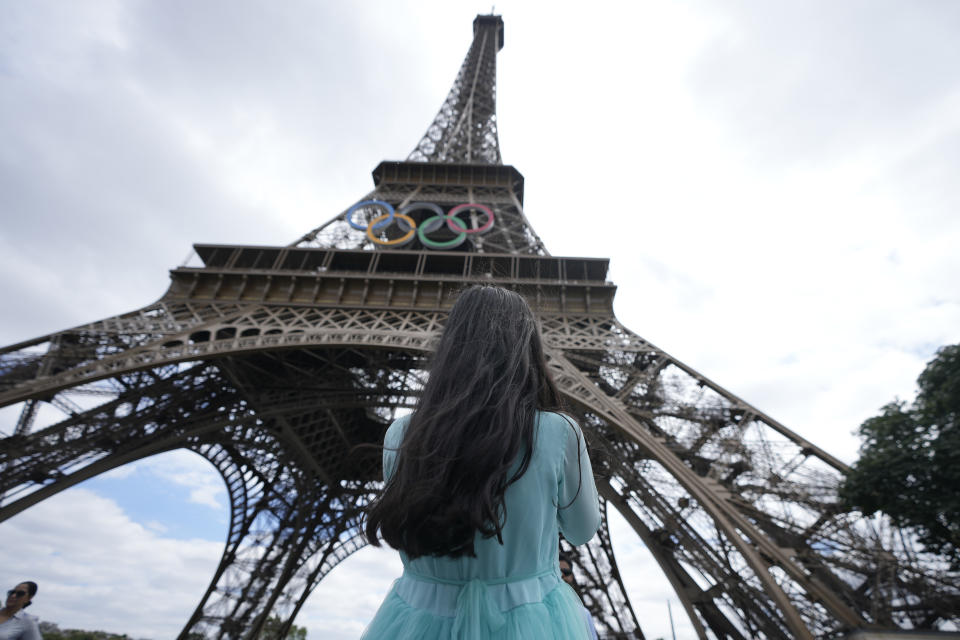 La turista de Bangladesh Rushnia Nur Rayfa se encuentra frente a la Torre Eiffel antes de los Juegos Olímpicos de Verano de 2024, el lunes 22 de julio de 2024, en París, Francia. (Foto AP/Natacha Pisarenko)