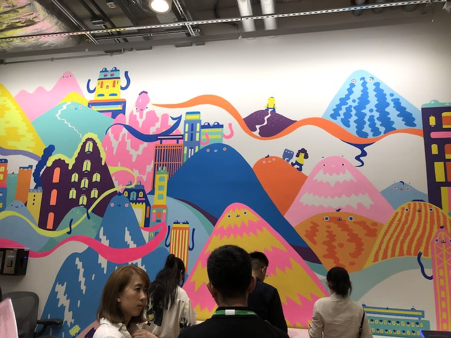 本地藝術家ZOIE LAM在入口繪畫壁畫，展示以香港為原型的幻想世界ZLISM，內容有居民進出不同摩天大樓、閃閃發光的維港及新界連綿起伏的山丘。