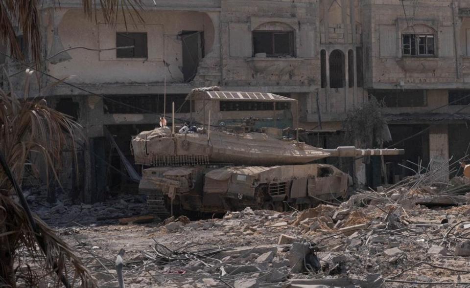 2023年11月7日，以色列國防軍發布的畫面，可看見一輛以軍戰車在加薩。路透社