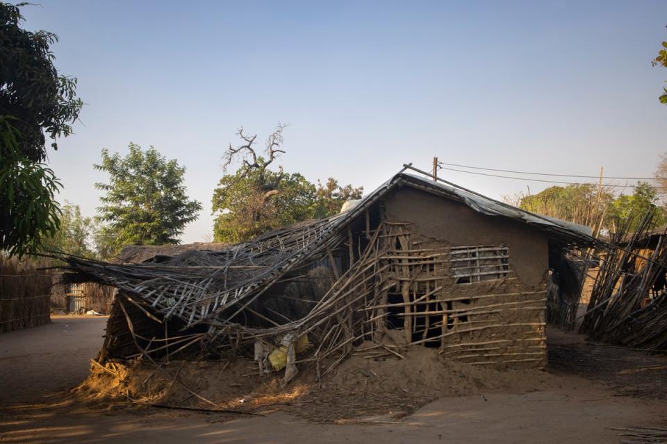 A home at Maratane refugee settlement in Nampula province damaged by Cyclone Gombe in March (Hélène Caux/UNHCR)