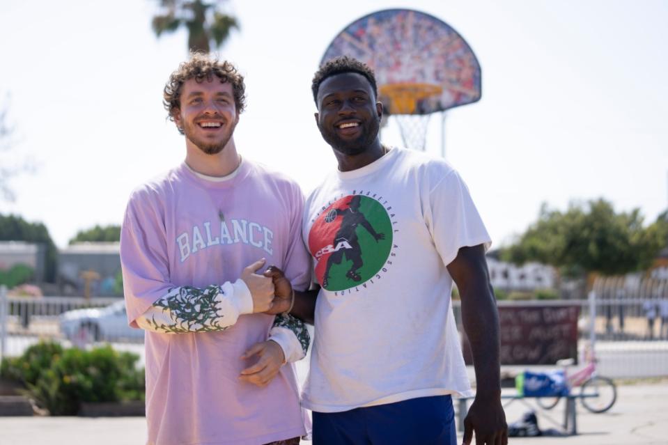 (L-R): Jack Harlow as Jeremy and Sinqua Walls as Kamal in 20th Century Studios’ WHITE MEN CAN’T JUMP, exclusively on Hulu. Photo by Parrish Lewis. © 2023 20th Century Studios. All Rights Reserved.