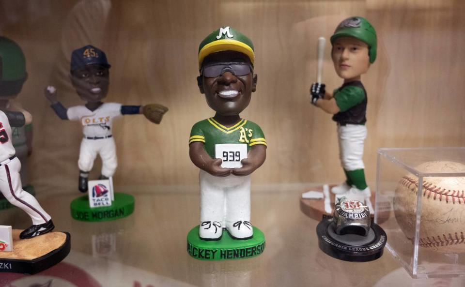 Muñeco de cabeza móvil de Ricky Henderson en el John Thurman Field, en Modesto, California, el viernes 19 de julio de 2024.