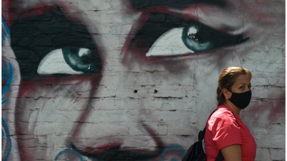 Una mujer caminando