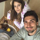 <p>Mit diesem Familienfoto gab Mats Hummels die Geburt von Baby Ludwig in den sozialen Netzwerken bekannt. Während der Fußball-Profi über beide Ohren strahlt, wirkt die sonst immer top gestylte Cathy Hummels etwas geschafft, was nach einer Geburt vor allem eines ist: völlig normal. (Bild-Copyright: aussenrist15/Instagram) </p>