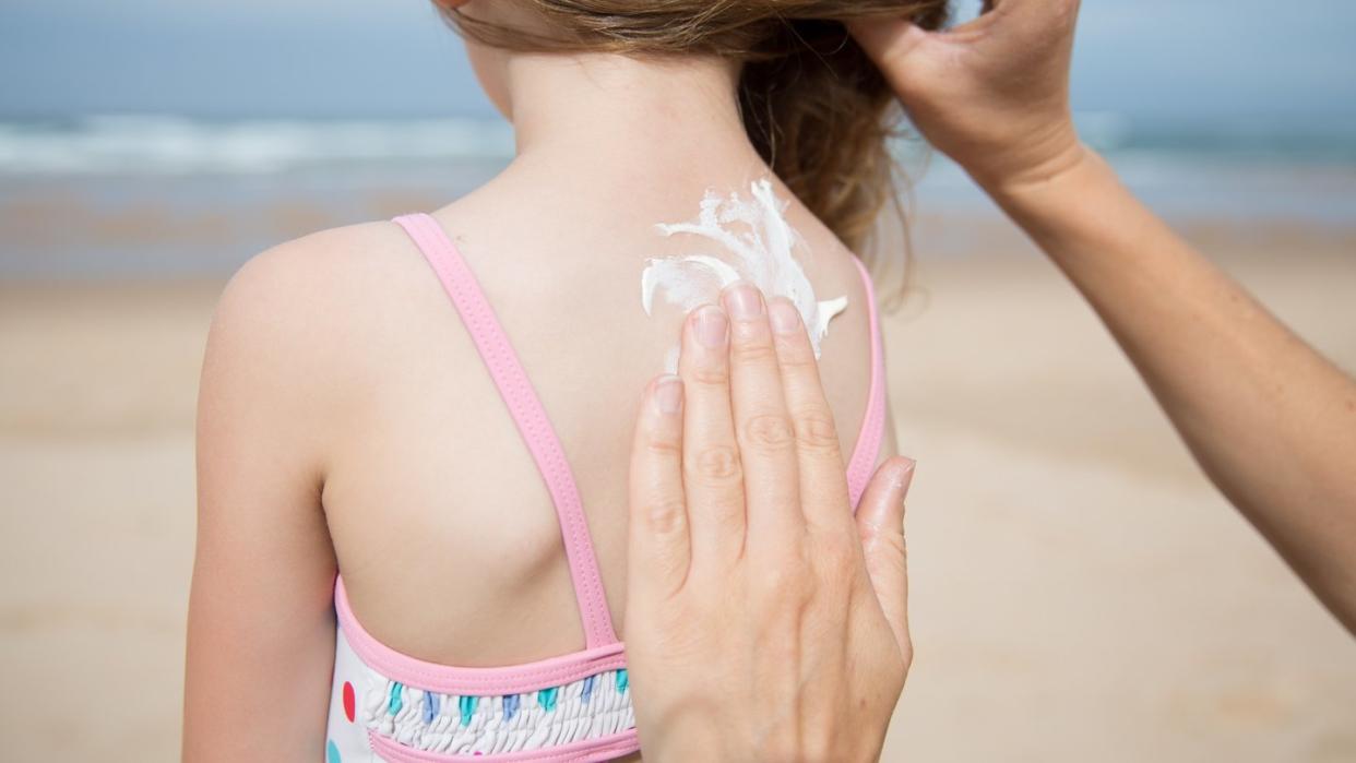 Wo keine Kleidung die Kinderhaut vor Sonnenstrahlen schützt, muss eingecremt werden.