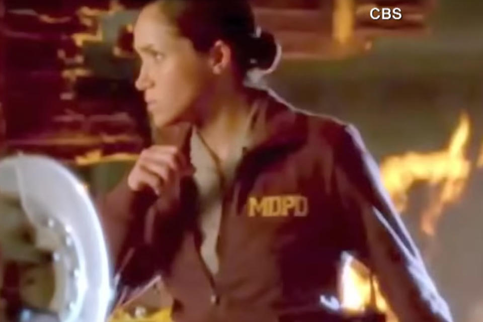 <p>Markle war nicht nur bei den Tatortspezialisten von New York mit von der Partie. Vier Jahre nach ihrem “CSI”-Debüt spielte sie auch in “CSI: Miami”. Statt sexy Unterwäsche durfte die Schauspielerin dieses Mal Polizeiuniform anlegen. (Bild: Screenshot/YouTube/Inside Edition) </p>